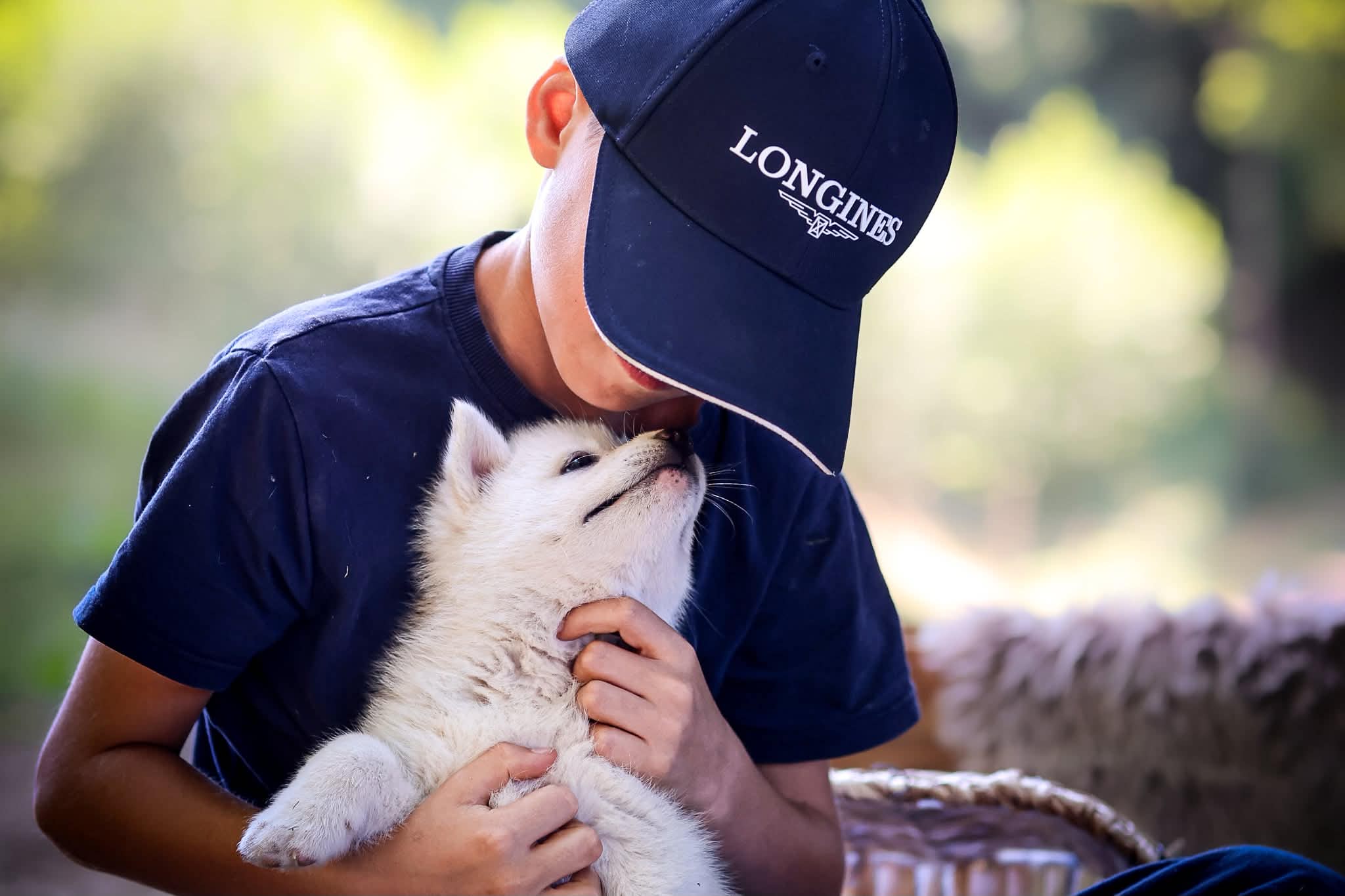 Petit garçon câlinant un chiot de l'élevage